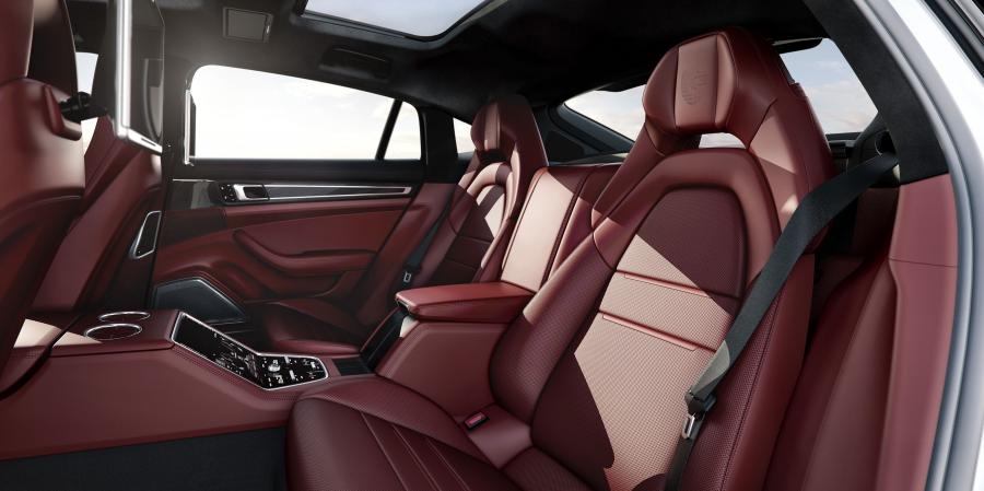 Интерьер Porsche Panamera 4 E-Hybrid Executive 2016 года  (фото 6 из 21)